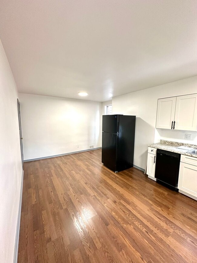 Building Photo - Newly Renovated 1 Bedroom, 1 Bath Unit in ...