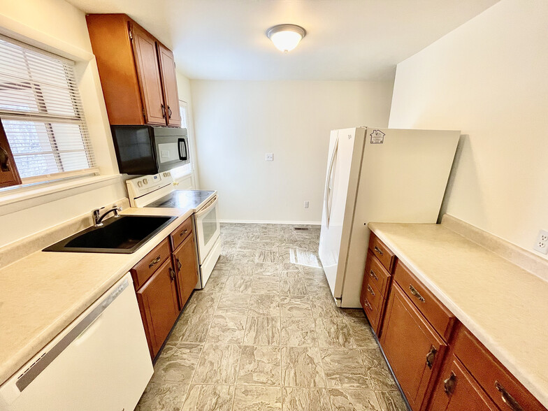 Kitchen - 21628 Parker Rd