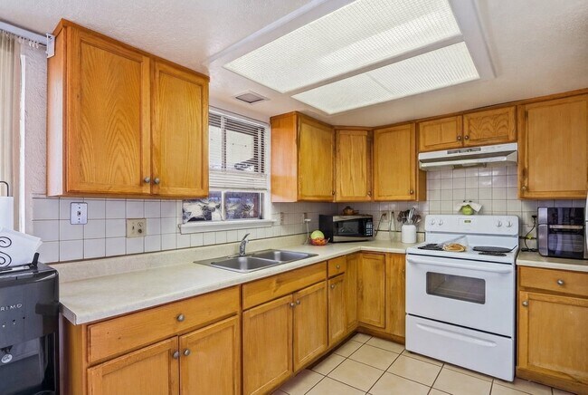 Building Photo - 10909 Bob Stone Dr