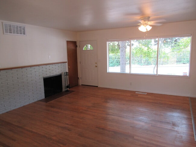 Building Photo - Three Bedroom Home in South Salem