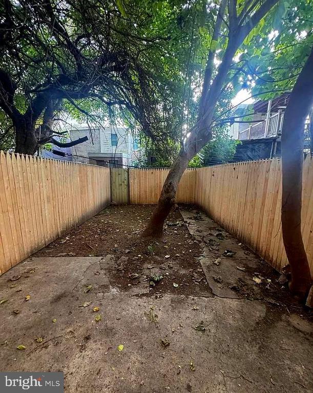 Building Photo - 2116 E Cambria St