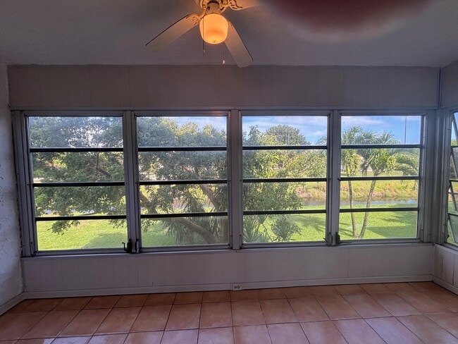 Building Photo - 725 Lori Dr