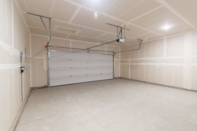 Building Photo - BRAND NEW 4 Bed 2.5 Bath Home