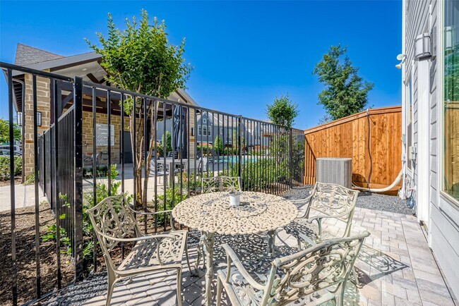 Building Photo - 10915 Brambling Wood Dr