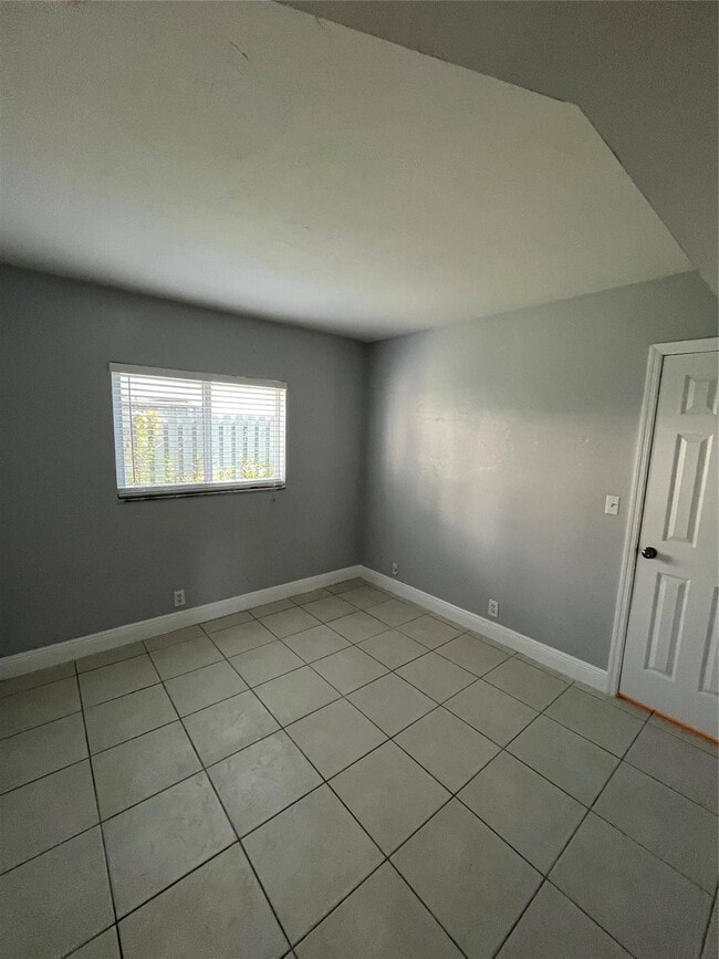 Building Photo - 1311 NE 18th St