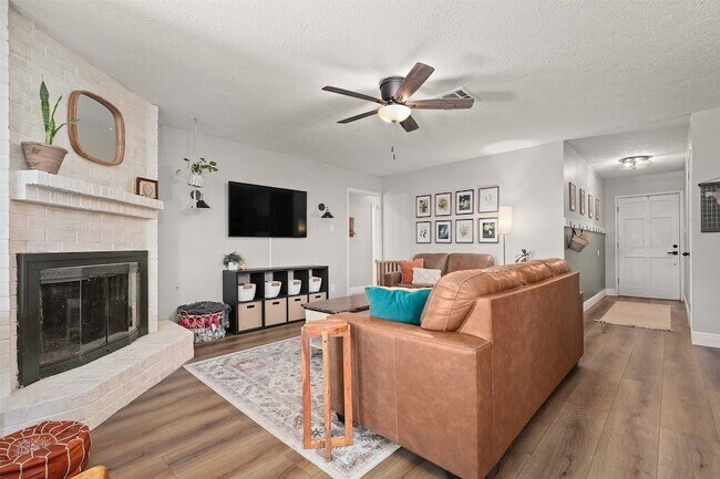 Building Photo - 1819 Meadow Creek Dr