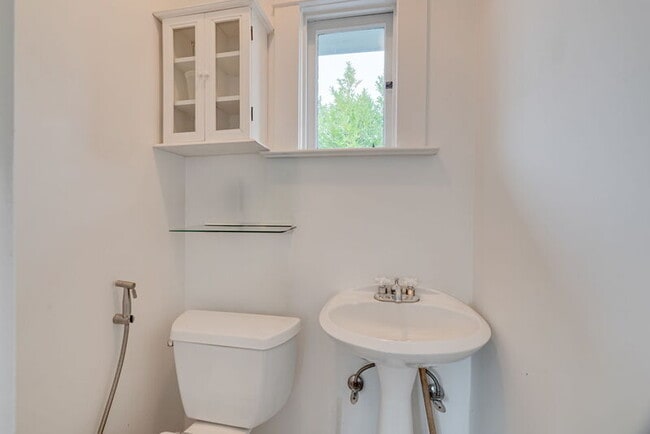 Building Photo - 3321 NE Peerless Pl