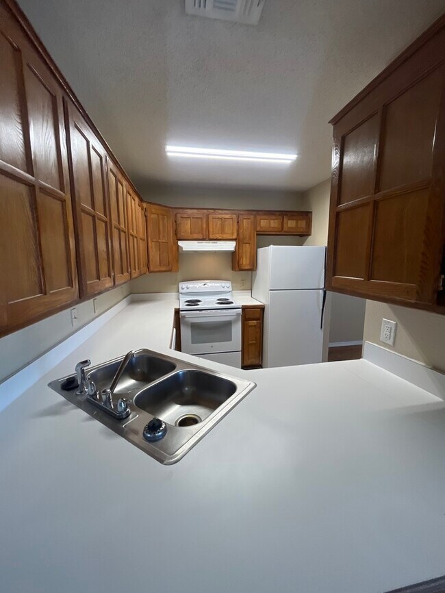 Building Photo - 2nd floor apartment water included! walkin...