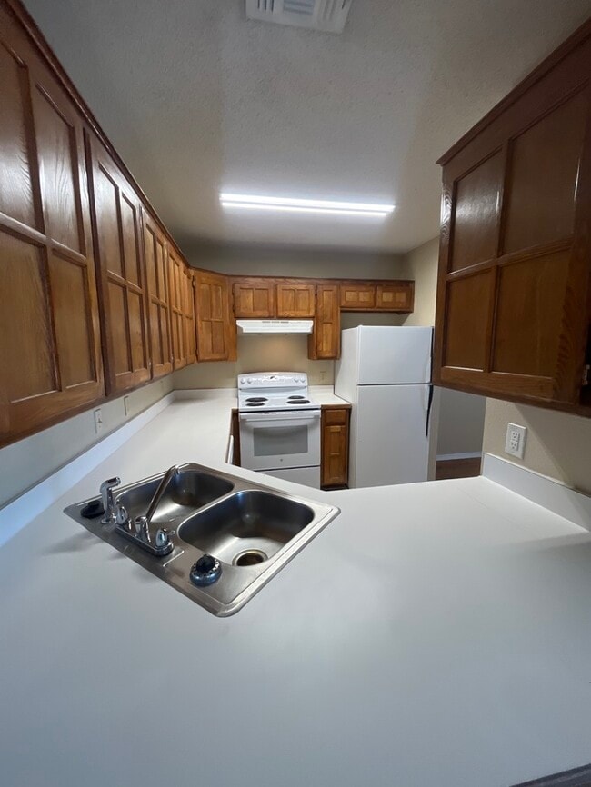 Building Photo - 2nd floor apartment water included! walking distance to Old town! Easy access to highway!