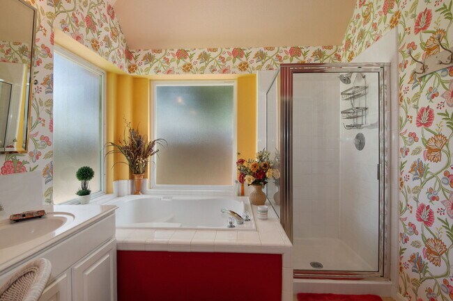 Ensuite Bath (Master Bathroom) - 2132 Rodeo Dr