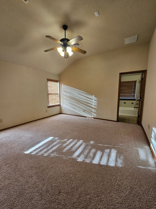 Building Photo - 3 (Bed)/(2) Bath + Office in Royal Oaks. N...