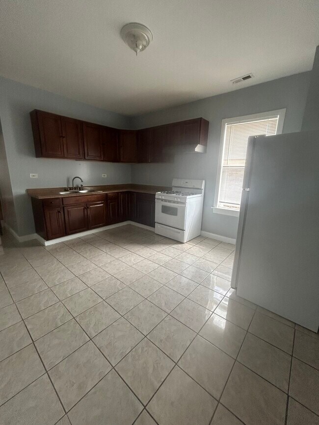 Building Photo - 2414 N Lawndale Ave