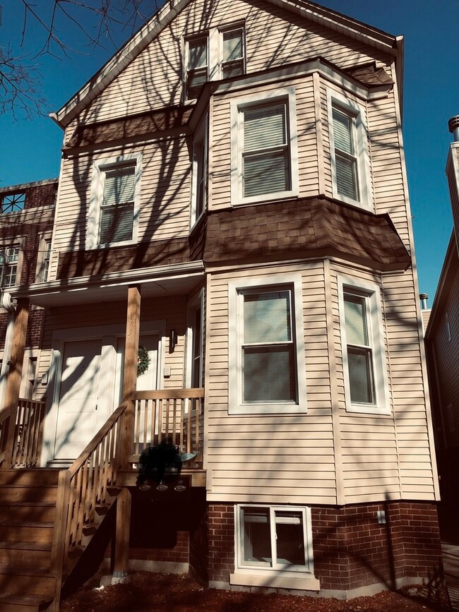 Building Photo - 1730 W Nelson St