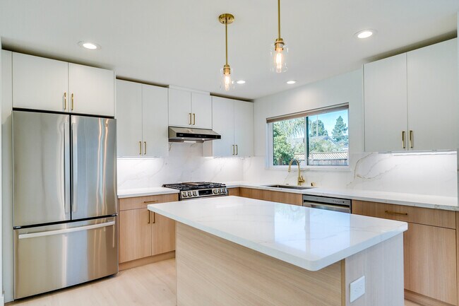 Building Photo - 2051 Randolph Dr