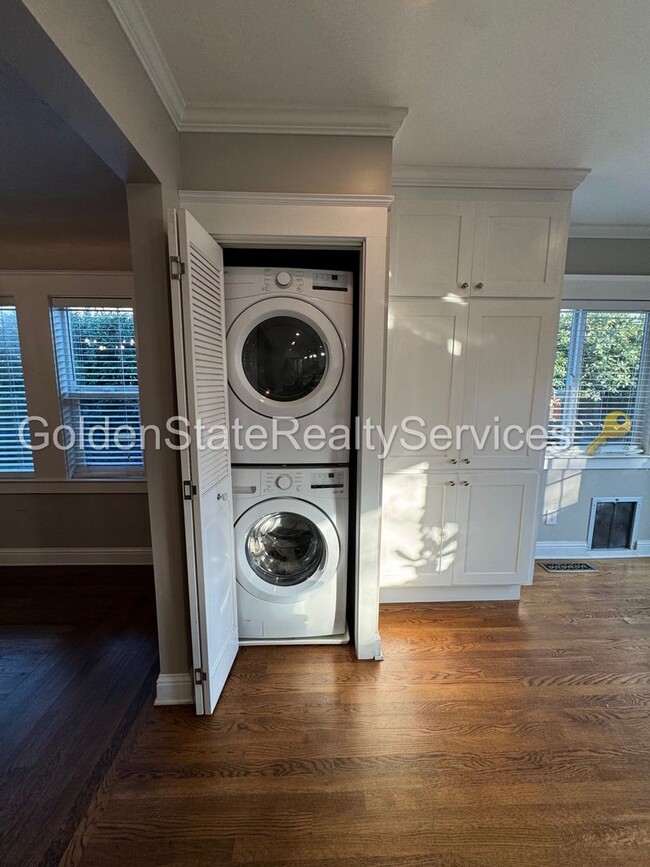 Building Photo - Pleasant St