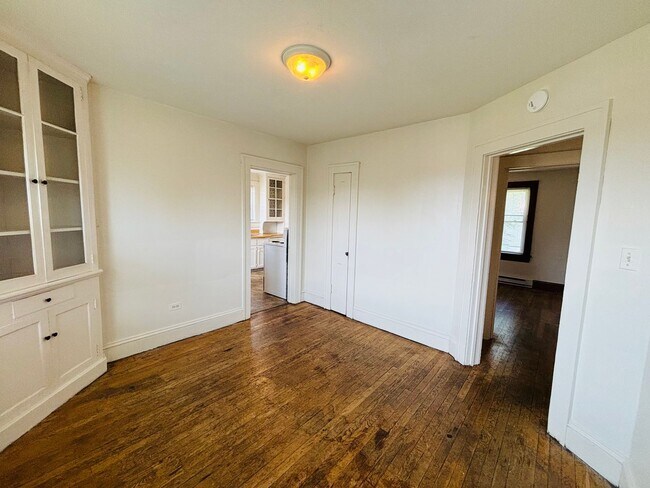 Building Photo - 3 Bedroom 1 Bath Duplex