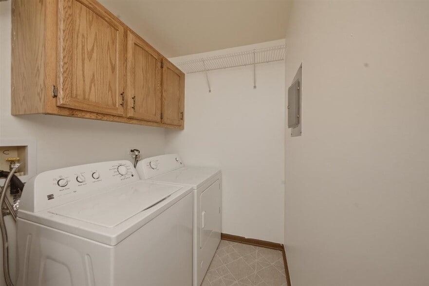 Building Photo - 1671 Grosvenor Cir