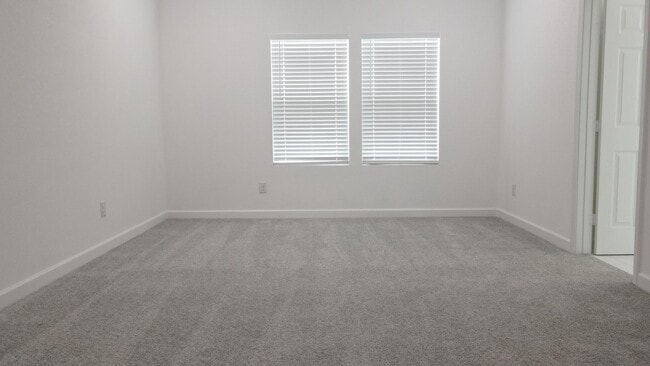 Building Photo - 5126 Lyndhurst Dr