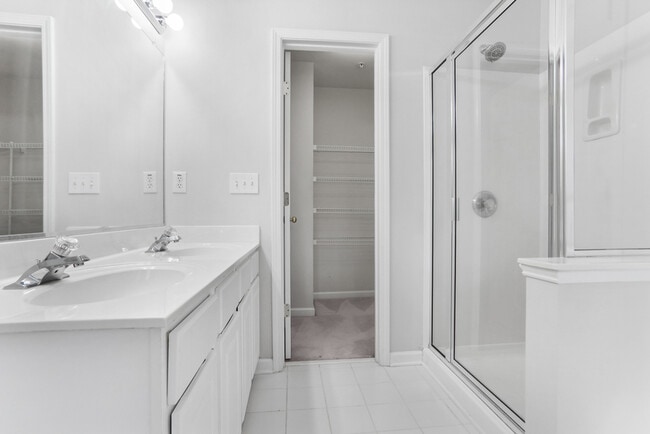 Building Photo - 1814 Dunrobin Dr SE