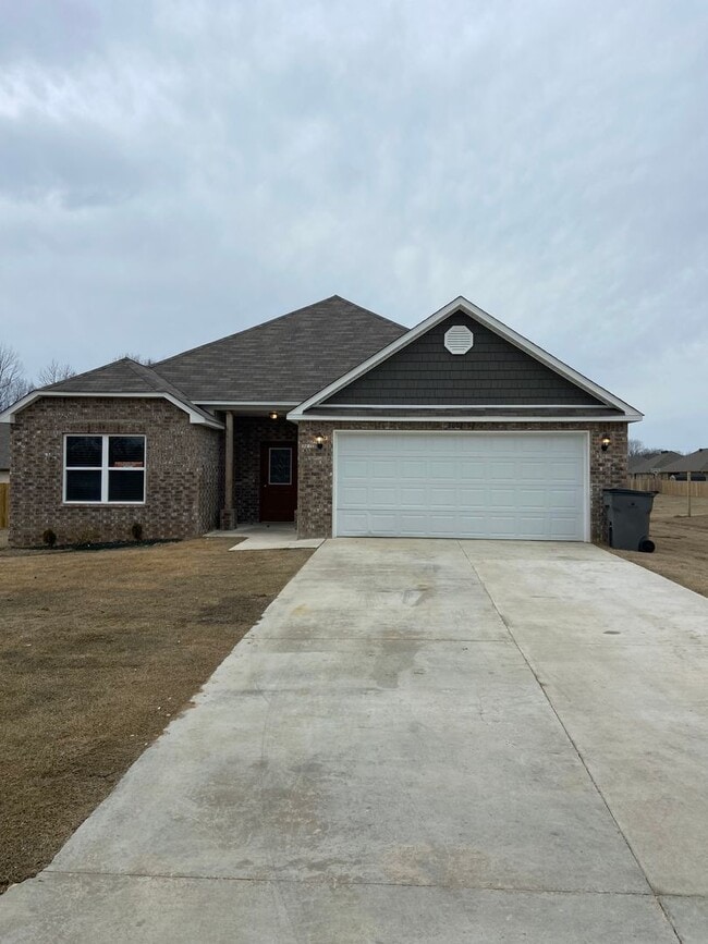 Building Photo - *NOW PRELEASING!*  Four Bedroom | Two Bath Home in Walcott Springs