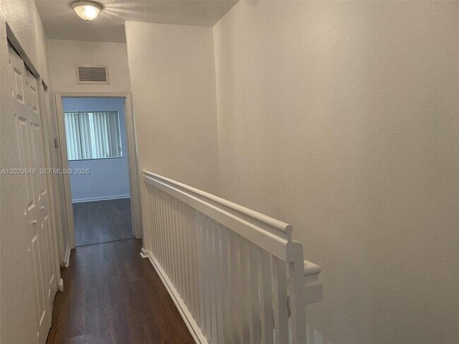 Building Photo - 8835 S Isles Cir