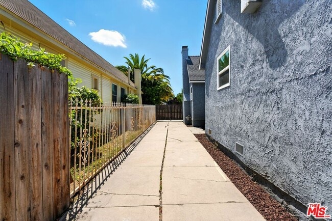 Building Photo - 5428 S Victoria Ave