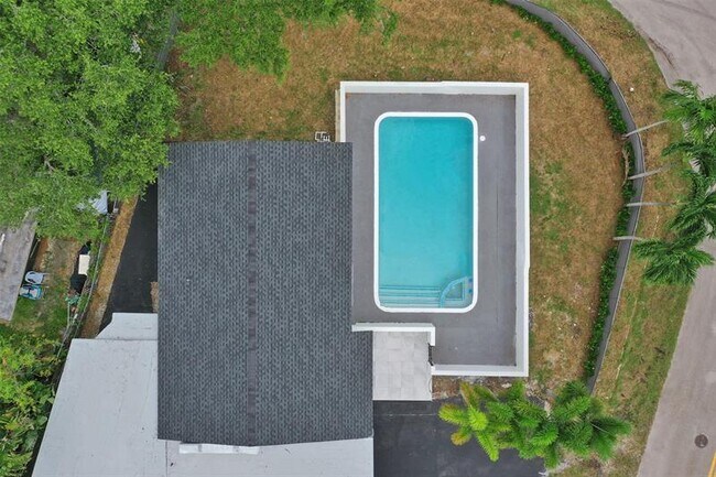 Building Photo - 4101 SW 48th Ct