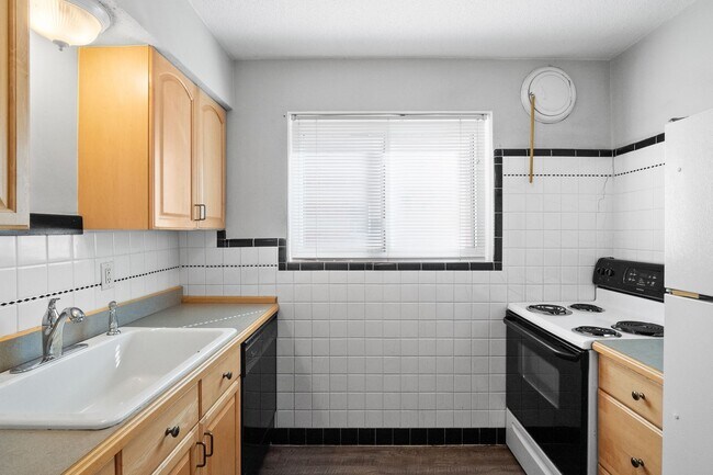 Building Photo - 7112-7114 Jamieson Ave