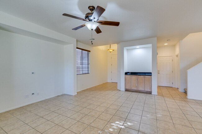 Building Photo - Great 3 bedroom house with a large loft an...