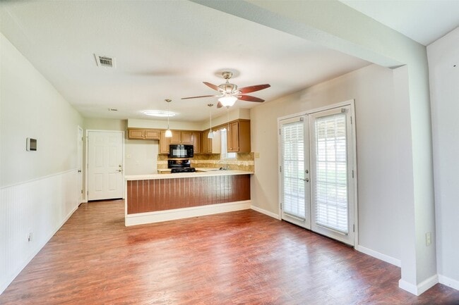 Building Photo - 607 Rosewood Dr