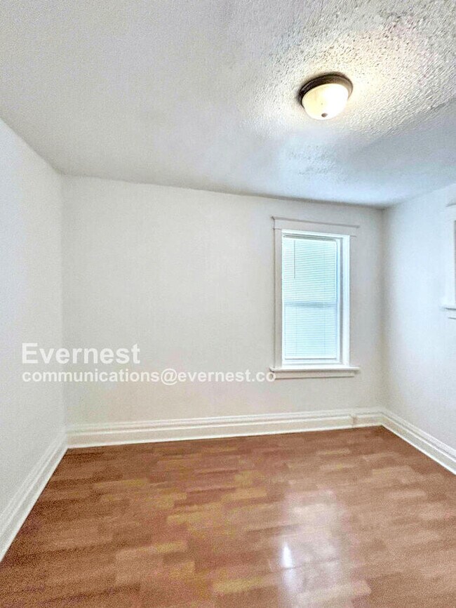 Building Photo - 2 Bed/1 Bath Townhome with Balcony / Pet-Friendly / Vouchers Accepted / Available Soon!