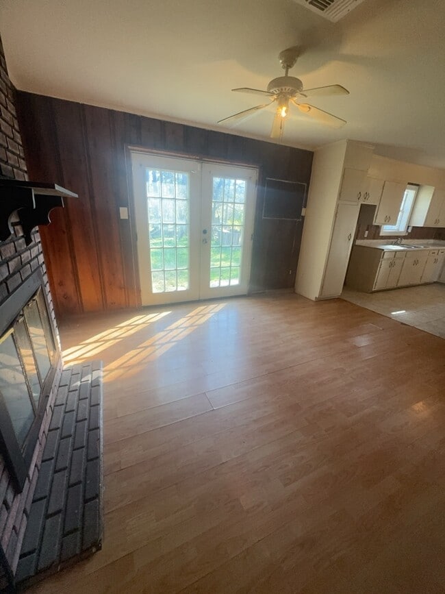 Building Photo - 905 Raymond Rd