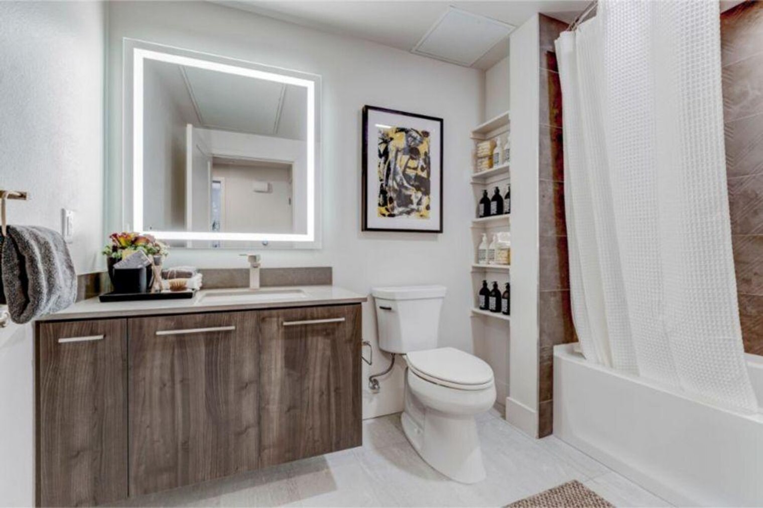 Building Photo - 2241 Latham St