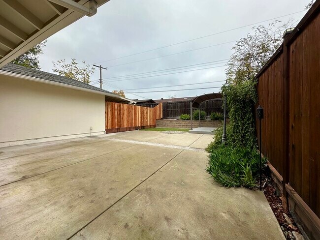 Building Photo - Stunning 3-bedroom, 2-bath home in North Highlands!