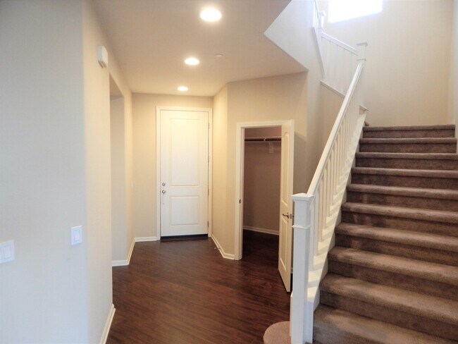 Building Photo - 36500 Acanthus Dr