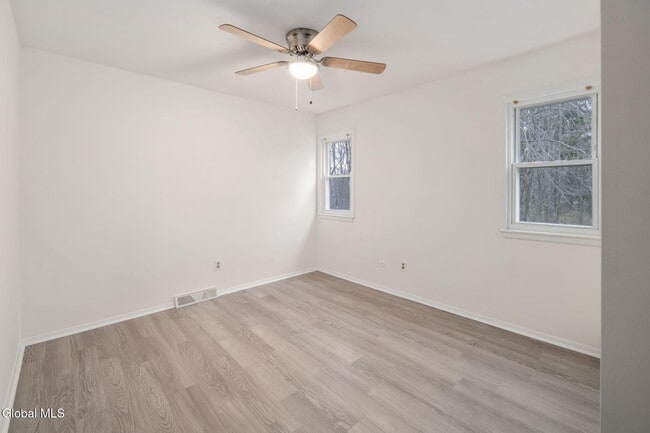 Building Photo - 4 Sugarbush Rd