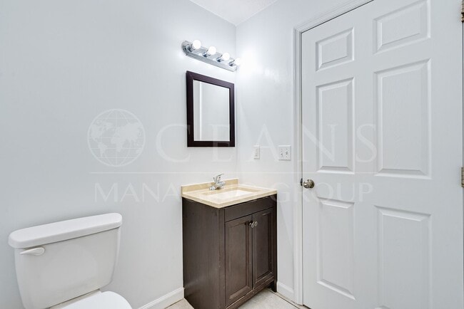 Building Photo - Charming 3-Bedroom Home Just 3 Blocks from...