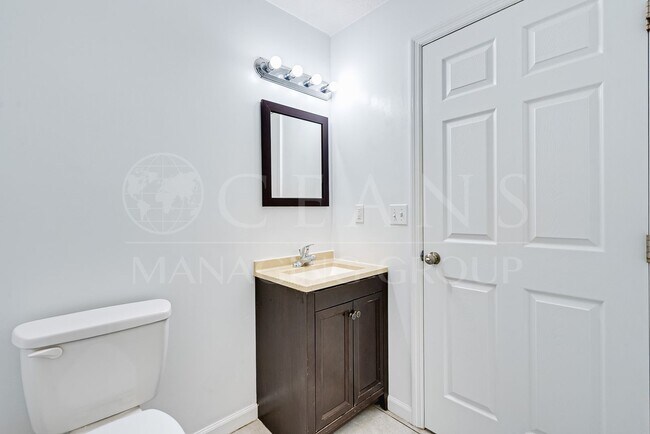 Building Photo - Charming 3-Bedroom Home Just 3 Blocks from the Ocean