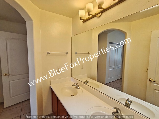Building Photo - 5541 N Silver Stream Way