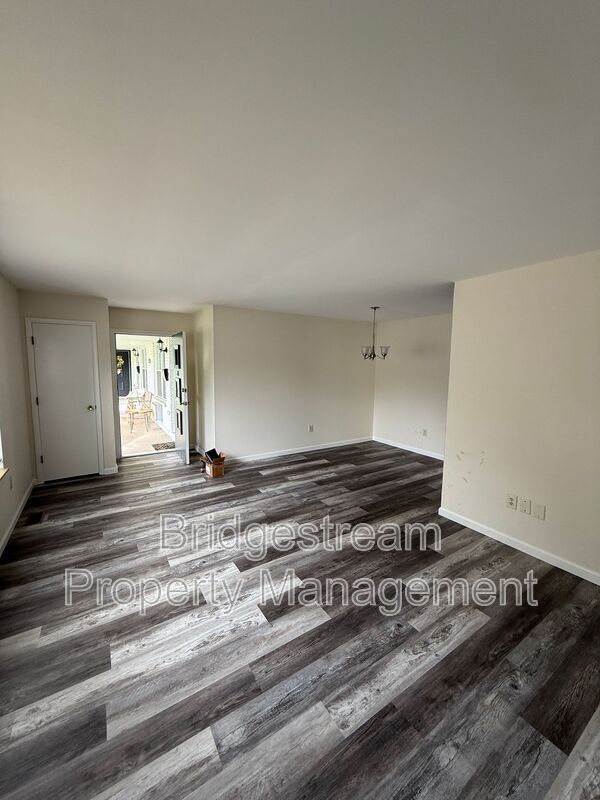 Building Photo - 4352 Sunray Rd