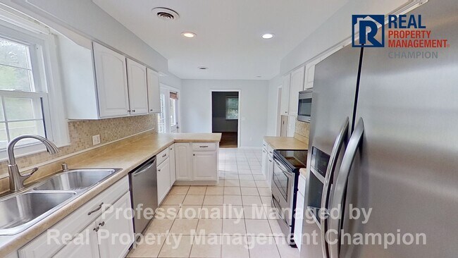 Building Photo - Charming Home Backing up to Arrowhead Park...