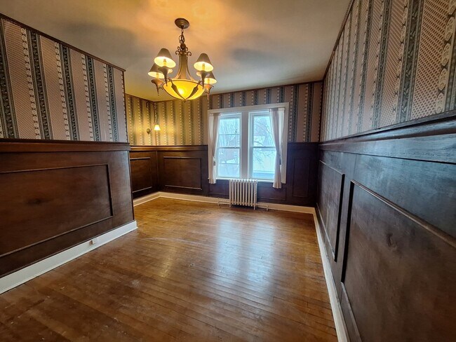 Building Photo - Large 3 Bedroom Open February!