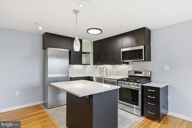 Building Photo - 1300 S Arlington Ridge Rd