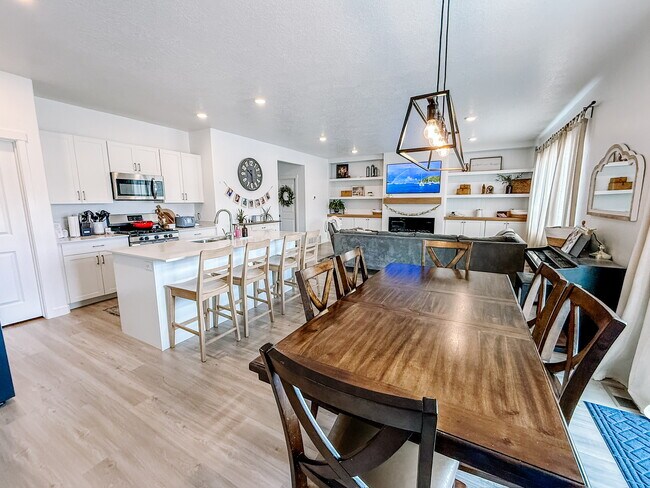 Building Photo - 549 N Orchard Dr