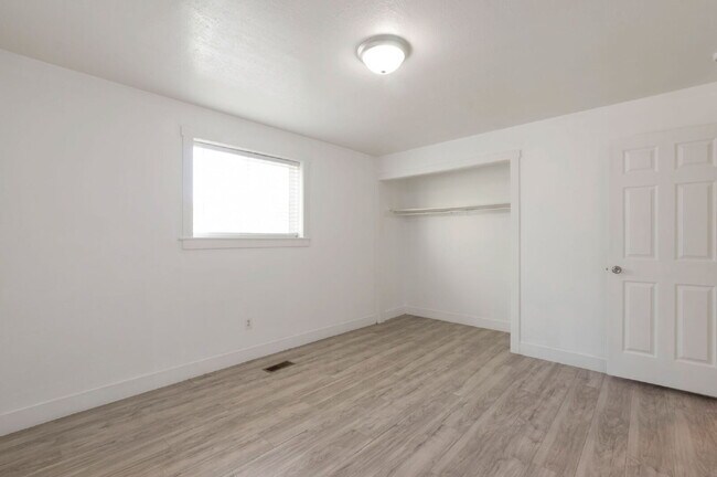 Building Photo - North Salt Lake 2 BD 1 BA - $500 Amazon Gift Card!! - $500.00 Security Deposit OAC -Brookside Lof...