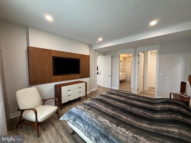 Building Photo - 572 Carson Terrace