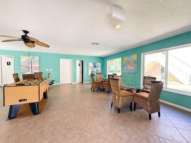 Building Photo - 12 NE 19th Ct