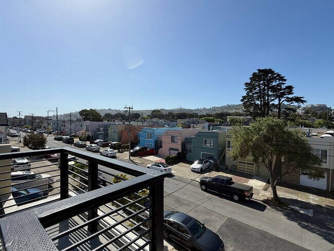 Building Photo - 220A-220A Sadowa St
