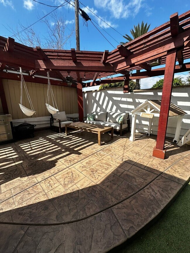 Building Photo - Gorgeous 3-Bedroom 2 bath Home with Pool A...