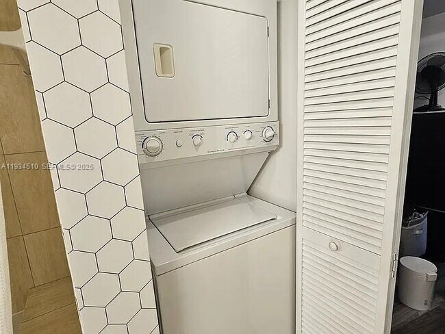 Building Photo - 1750 N Bayshore Dr